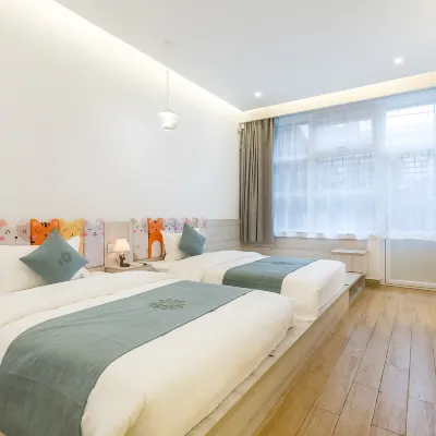 Floral Hotel· Xianju Cat Courtyard hotel (Badaling Great Wall Branch) Hotels near Badaling Station