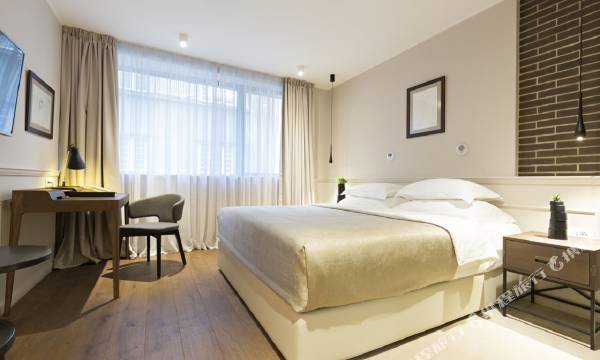 Envoy Hotel