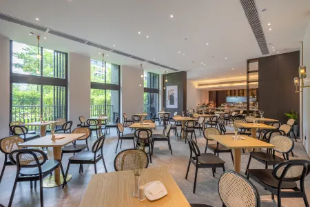 REZEN LONGUU Hotel (Guangzhou Baiyun Airport Qingtang Subway Station) Отели рядом с достопримечательностью «Guangdong Communication Polytechnic»