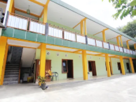 Losmen Alden Hotels in Kretek