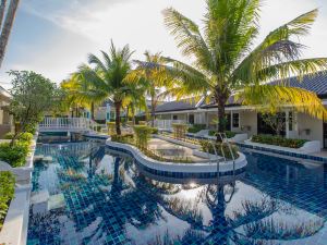 Blu Boat Pool Access Resort