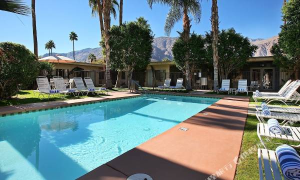 7 Springs Inn & Suites