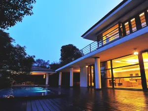 HENTIQUE PENINSULA HOTEL
