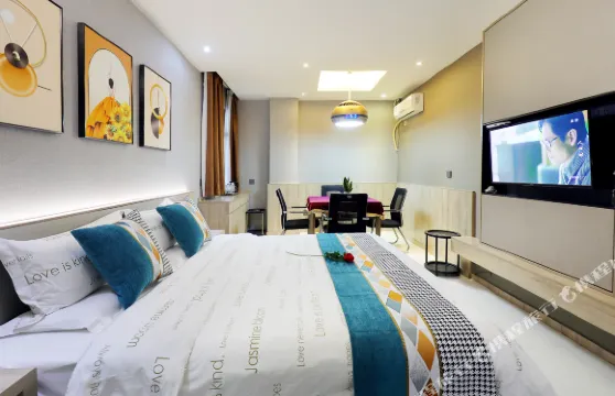 致馨梔子花開酒店（鬆滋萬達廣場店）