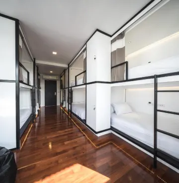 เตียงเดี่ยวในห้องหอพักหญิง