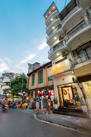 Charming Moon Hotel
