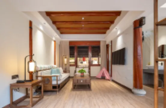 花築·鑑水閣·越韻千年·閒庭雅聚美宿(鑑湖柯巖景勝地) 紹興柯岩風景区周辺のホテル