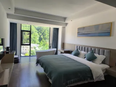 Shennongjia   Seeking  Between Mountins Hotels near Tiansheng Bridge