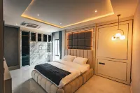 Astro Luxury: 4-6 beds Ultra Luxury Pool Villa with Daily Cleaning Hoteles en Nong Prue