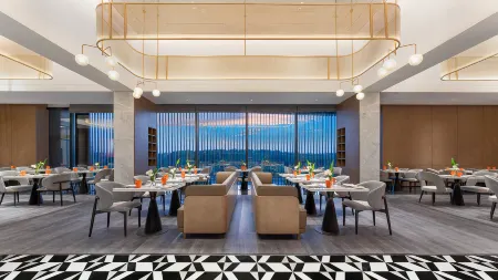 Holiday Inn Wuhan Houguan Lake Отели рядом с достопримечательностью «Wuhan Business College»