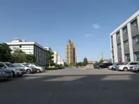 Jiugang Hotel (Jiayuguan Guancheng Fangte Phase 2 Huaboyuan) - Parking