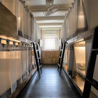 3Howw Hostel @ Sukhumvit 21 Отели рядом с достопримечательностью «Асок»