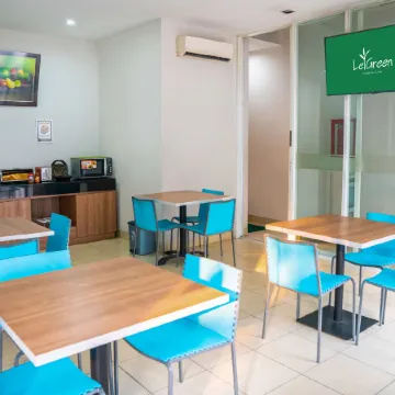 LeGreen Suite Senayan Отели рядом с достопримечательностью «Плаза Сенаян»
