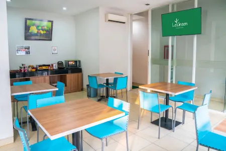 LeGreen Suite Senayan Отели рядом с достопримечательностью «JKT 48 Theater»