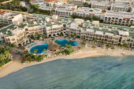 Wyndham Alltra Playa del Carmen Adults Only All Inclusive Отели рядом с достопримечательностью «Плайя Пунта Эсмеральда»