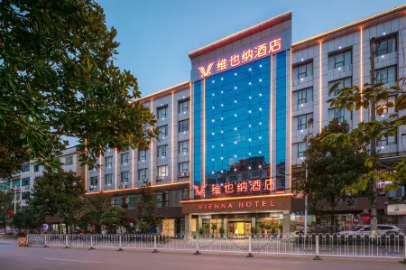 Vienna Hotel（Lianyuan Stadium Store） Отели в г. Ляньюань