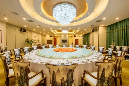 Global Village Hotel (Dongying Fuqian Street) Отели в г. Дуньин