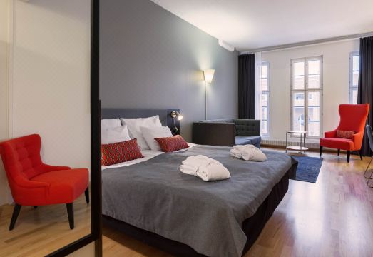 스칸딕 그랜드 마리나의 로비와 객실 복도 모습