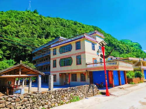 Liannan Junliu Station - con vista montagne