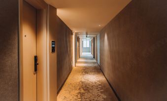 Huaxin Hotel (Wuhan Jinyinhu 5th Ring Sports Center)
