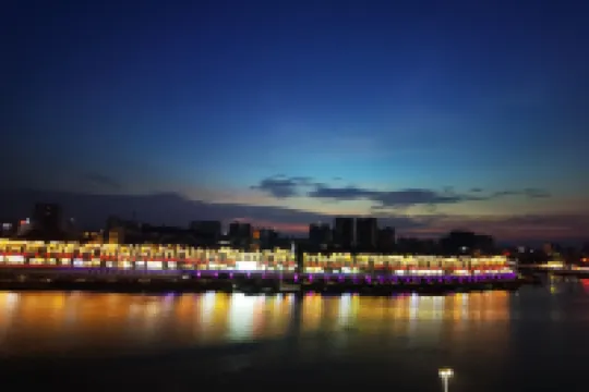 Maoming Victoria Hotel Huazhou Hedong Yanjiang East Road Dongdi Branch