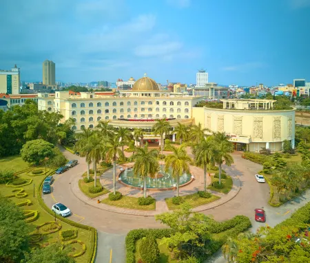 Li Lai International Hotel Отели в г. Монгкай