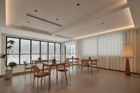 Nanjing Shanju Qiuhui Hotel (Tangshan Longshanghu Branch) Отели рядом с достопримечательностью «Zhanqian Square»