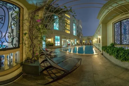 The Manor 2 studio- free rooftop pool and free pick up for 5 nights