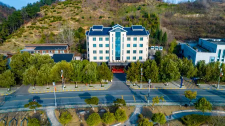 Wudang Mountain yanqingyuan Hotel Отели рядом с достопримечательностью «Wudang Mountains Ancient Building Complex»