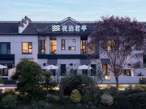 Night mooring at SSAW-Yangzhou Slender West Lake Resort Hotel