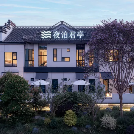 Night mooring at SSAW-Yangzhou Slender West Lake Resort Hotel