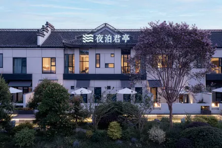 Night mooring at SSAW-Yangzhou Slender West Lake Resort Hotel