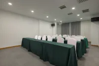 Yijia International Hotel (Guanggu Pedestrian Street Guanshan Avenue Subway Station)