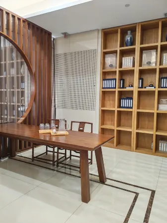 Huaxin Hotel (Xuancheng High-speed Railway Station Crocodile Lake Branch) Отели в г. Сюаньчэн