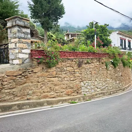 Heisha Zangmi Homestay (Zhonglu Tibetan Village)