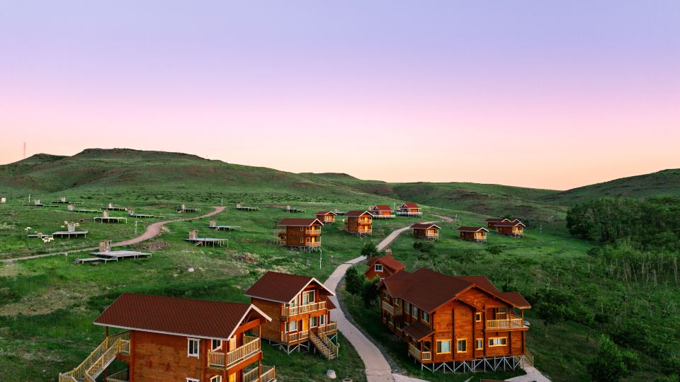Modenge | Volcano Grassland · Hillside Scenic View | Modern Go Luxury Wilderness Hotel