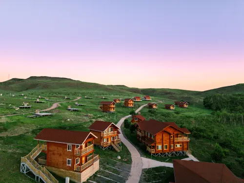 Modenge | Volcano Grassland · Hillside Scenic View | Modern Go Luxury Wilderness Hotel - Afhentnings-/afleveringstjenester