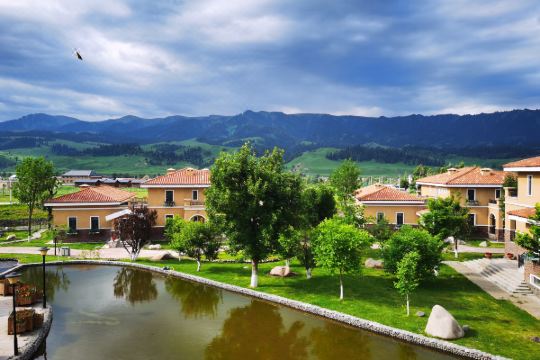 那拉提月亮河酒店