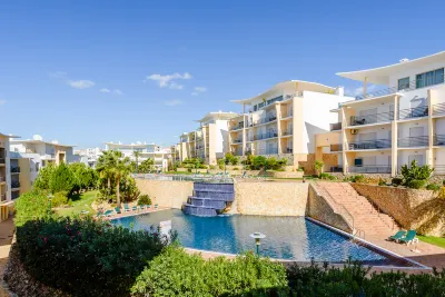 BnB Homes Ocean View Apartment with Panoramic Terrace, 2 Swimming Pools & Tennis Court فنادق في 