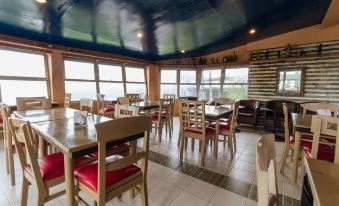 RedDoorz Plus @ The Ridge Tagaytay
