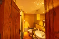 Jin Ding Hotel (Yuexia Building)