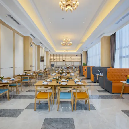Vienna Hotel (Longhu Store, South Zijingshan Road, Zhengzhou) Отели рядом с достопримечательностью «Ван Император Цинь Цинь»