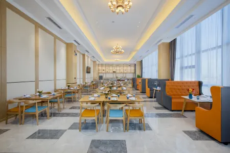 Vienna Hotel (Longhu Store, South Zijingshan Road, Zhengzhou) Отели рядом с достопримечательностью «Henan Procuratorial Professional College»