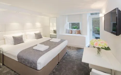 Edinburgh Castle Apartments - Kitchens