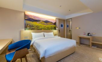 The room at the hotel features a large bed and an artistic view at Kaili Yade Hotel(Dongguan Huangjiang Jinyi Branch)