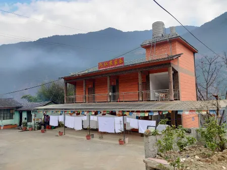 Gongshan Aren Farmhouse Отели рядом с достопримечательностью «The First Bend of Nujiang River»