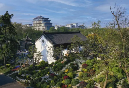 SSAW Boutique Hotel Yangzhou Отели рядом с достопримечательностью «The Shi Kefa Museum»