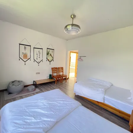 Lichuan Riverside Courtyard Homestay