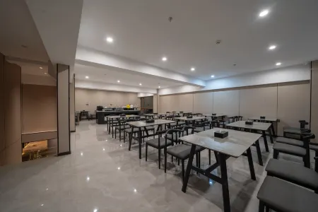 Hillman Hotel (Snow Country Cultural Square) Отели в г. Хайлин