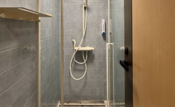 And Parallel Travel · Girls' Single-family Youth Hostel (Haizhu Square Subway Station)